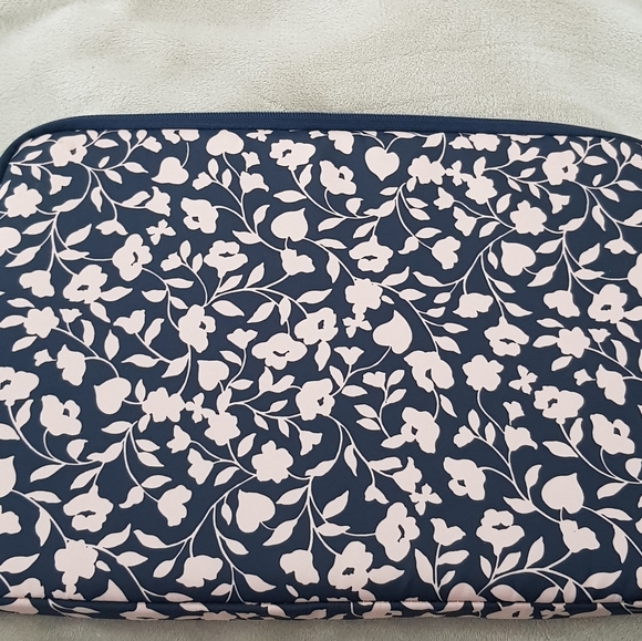 COPY - Kate Spade Jae garden vine universal laptop case. - Picture 2 of 4